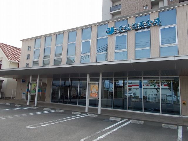 近くの銀行まで1,000m（徒歩13分）
