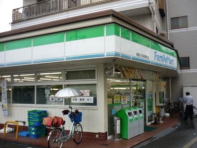 近くのファミリーマート様まで400m（徒歩5分）