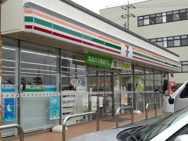 近くのコンビニまで450m（徒歩6分）