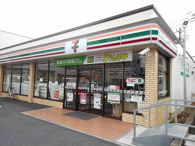 近くのセブンイレブン越谷宮本店まで290m（徒歩4分）