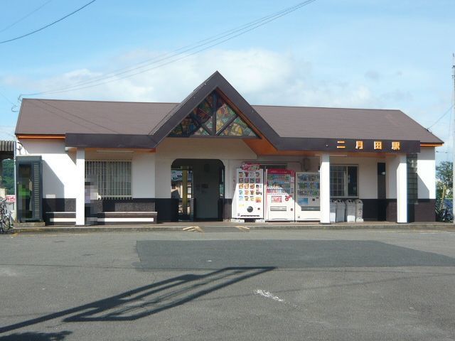 近くの二月田駅まで1,700m（徒歩22分）