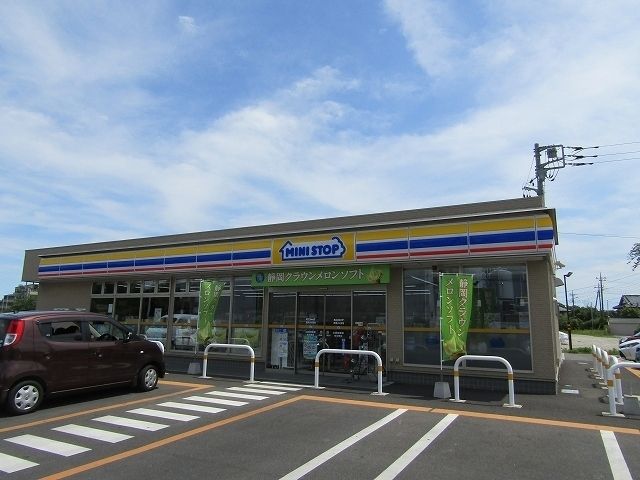 近くのコンビニまで550m（徒歩7分）