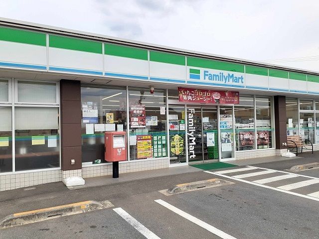 近くのファミリーマートフレスト陽光台まで830m（徒歩11分）