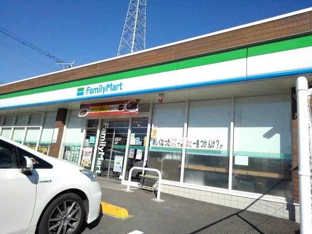 近くのファミリーマート延岡高校前店まで410m(徒歩6分)