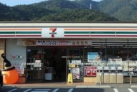 近くのコンビニまで190m（徒歩3分）