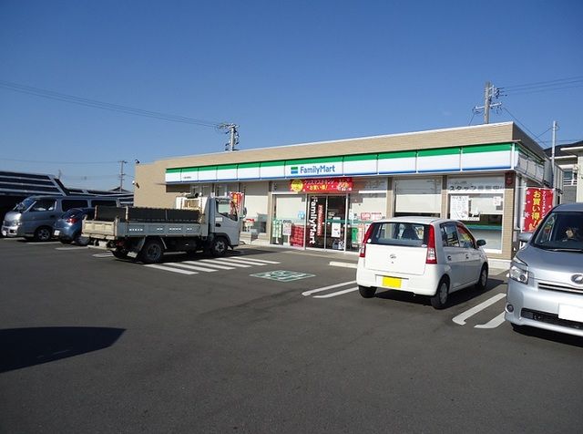 近くのファミリーマート一色前野店まで350m（徒歩5分）