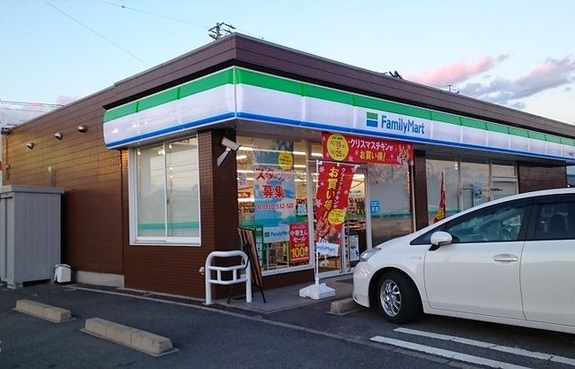 近くのファミリーマート一色前野店まで350m(徒歩5分)