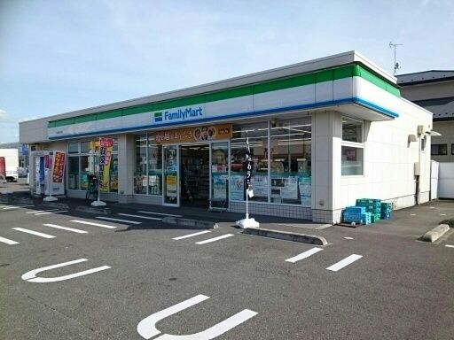 近くのファミリーマート東松島中央店まで400m(徒歩5分)