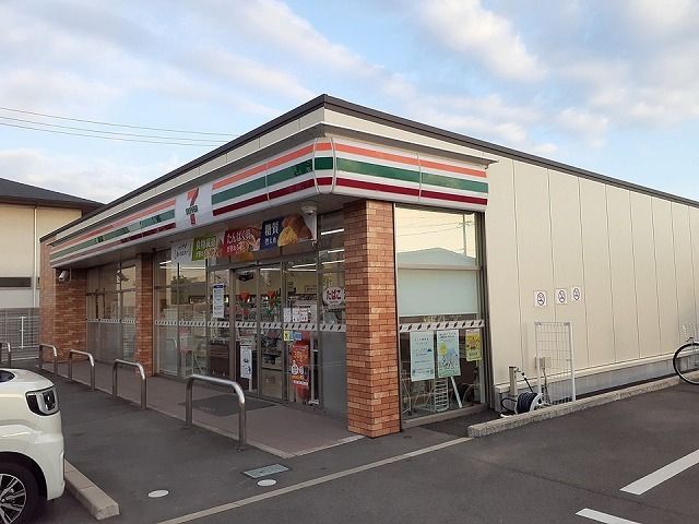近くのセブン-イレブン 浜北小松北店まで800m（徒歩10分）