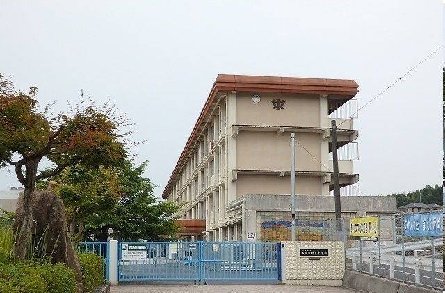 近くの広島市立五日市観音中学校まで800m（徒歩10分）