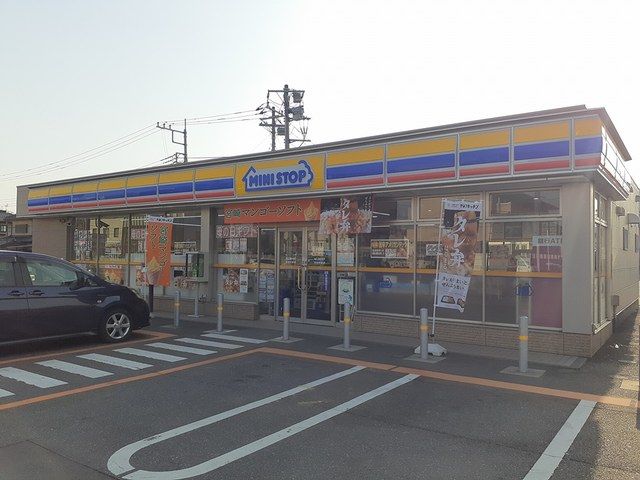 近くのミニストップ守谷中央店まで340m（徒歩5分）