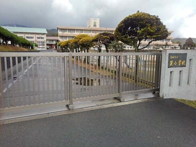 近くの鳥栖市立　麓小学校まで670m（徒歩9分）