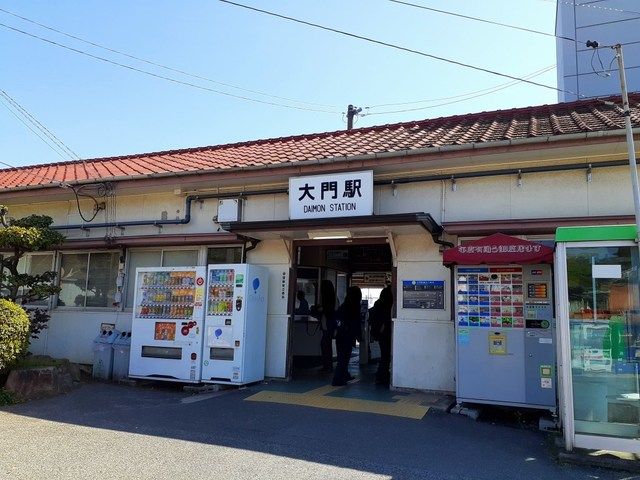 近くの大門駅まで450m（徒歩6分）