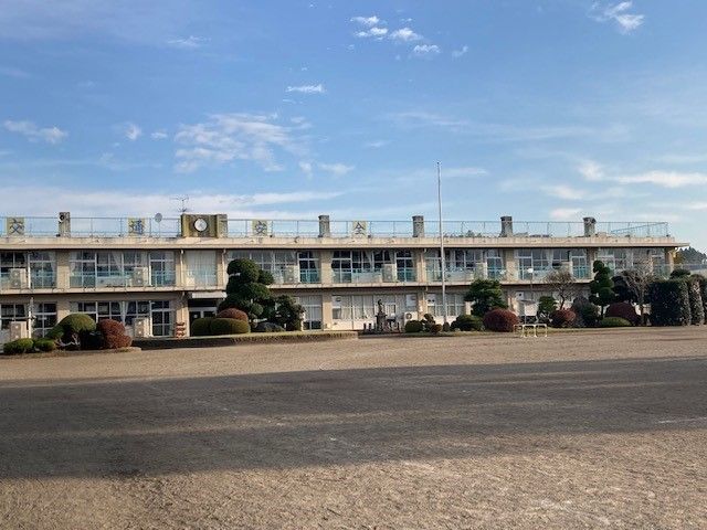 近くの七井小学校まで1,030m（徒歩13分）