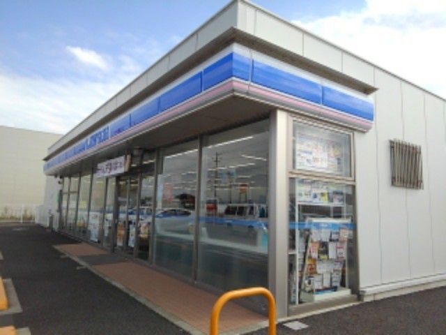近くのローソン三条新保店まで600m（徒歩8分）
