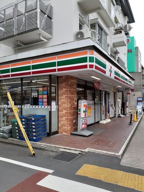 近くのコンビニまで160m（徒歩2分）