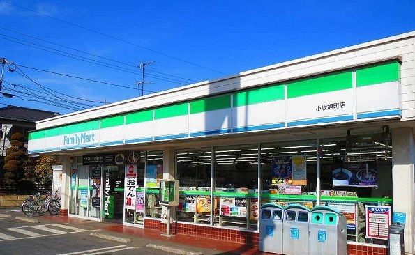 近くのファミリーマート小坂旭町店まで650m（徒歩9分）