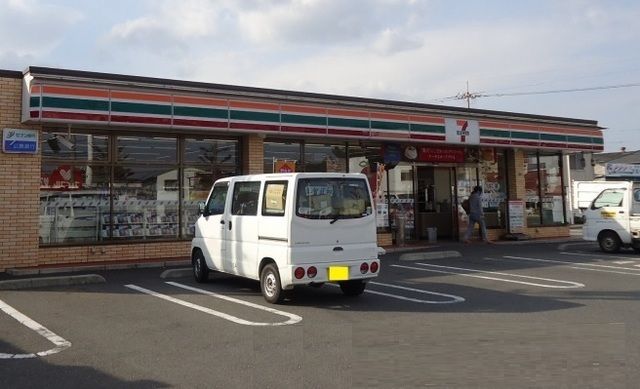 近くのコンビニまで1,100m（徒歩14分）