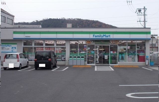 近くのファミリーマートまで450m（徒歩6分）