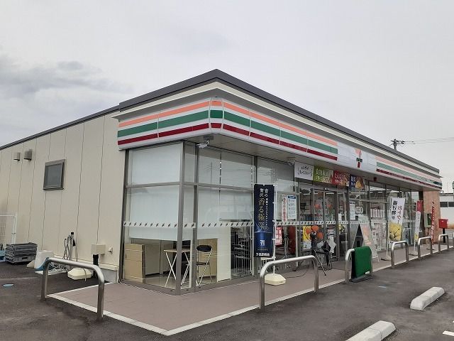 近くのセブンイレブン高勢町店まで270m（徒歩4分）
