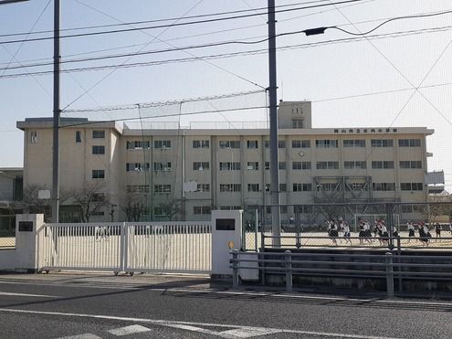 近くの岡山市立庄内小学校まで1,200m(徒歩15分)