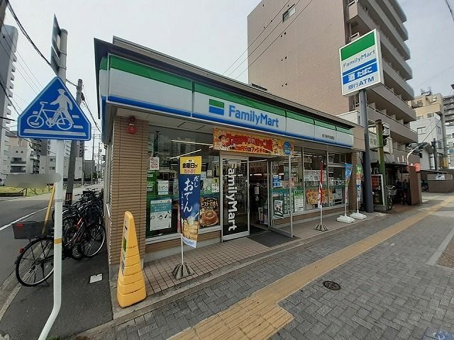 近くのファミリーマートまで270m（徒歩4分）