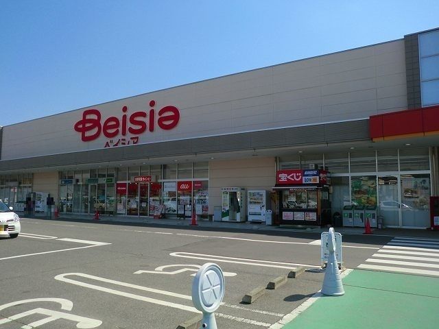 近くのベイシア渋川こもち店まで1,100m（徒歩14分）