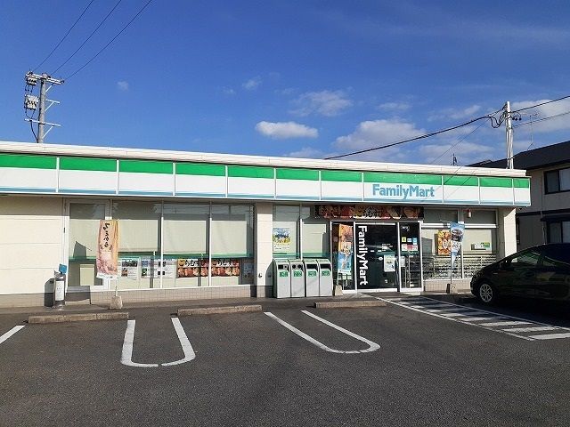 近くのコンビニまで556m（徒歩7分）