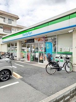 近くのファミリーマート高島平七丁目店まで98m(徒歩2分)