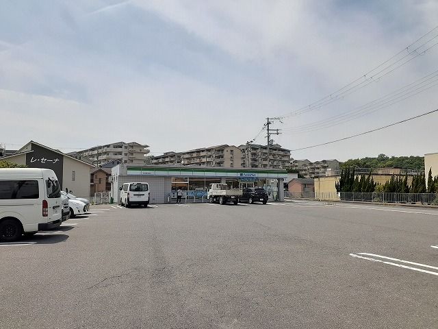 近くのファミリーマート市町店様まで950m(徒歩12分)