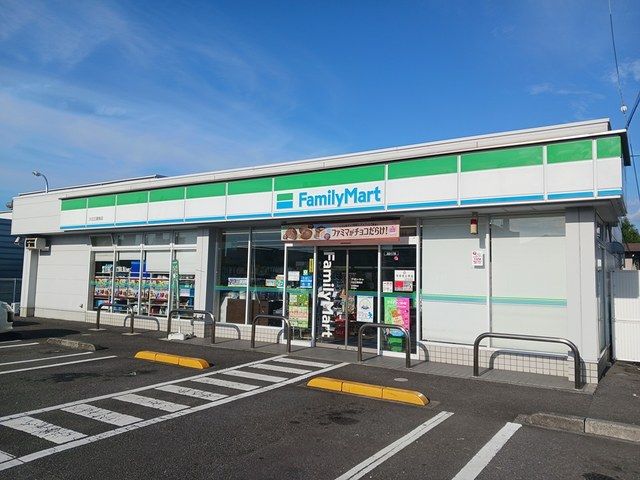 近くのファミリーマート川之江妻鳥店まで585m（徒歩8分）