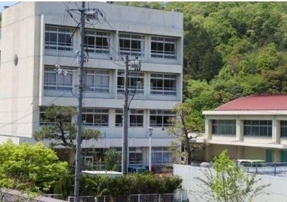 近くの狩小川小学校まで1,400m（徒歩18分）