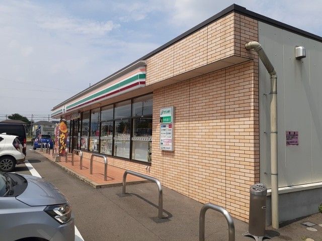近くのセブン群大荒牧キャンパス通り店まで500m（徒歩7分）