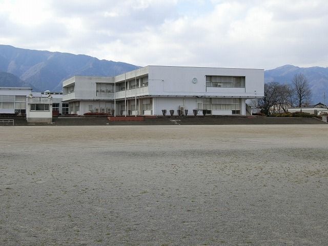 近くの町立池田小学校まで1,100m（徒歩14分）