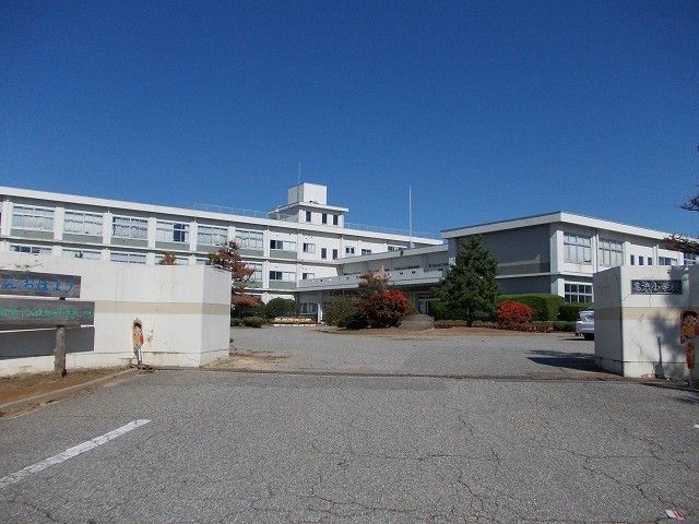 近くの志賀小学校まで400m（徒歩5分）