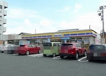 近くのミニストップ木更津朝日店まで600m（徒歩8分）