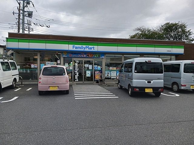 近くのファミリーマート北柏店まで486m（徒歩7分）