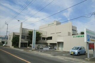 近くの綾田内科消化器科さんまで920m（徒歩12分）