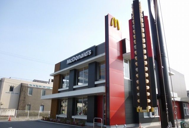 近くのマクドナルドまで800m（徒歩10分）