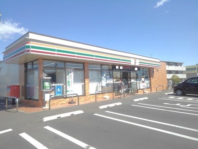 近くのセブンイレブン江木町店まで600m（徒歩8分）