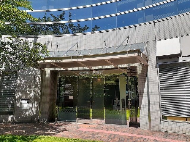 近くの図書館まで526m（徒歩7分）