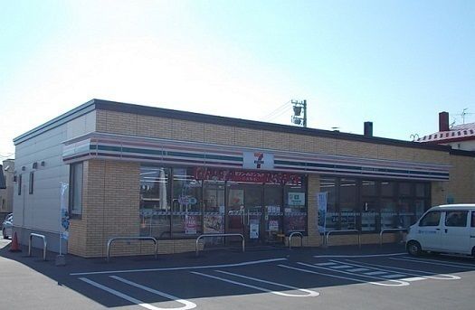 近くのセブンイレブン神居3条店まで600m（徒歩8分）