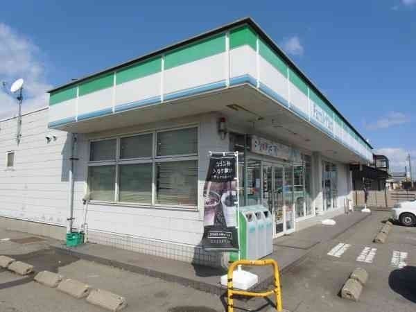 近くのファミリーマートまで500m(徒歩7分)