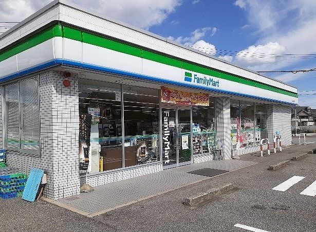 近くのファミリーマート下坂倉店まで350m（徒歩5分）
