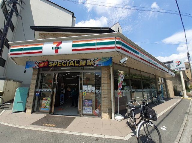 近くのセブンイレブン京都壬生辻町店まで110m（徒歩2分）
