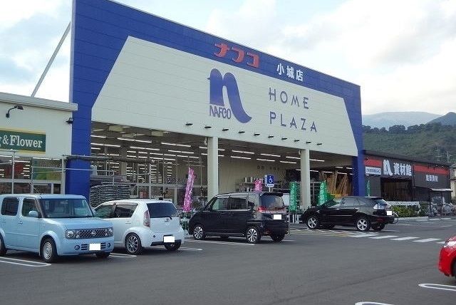 近くのナフコ小城店まで500m（徒歩7分）