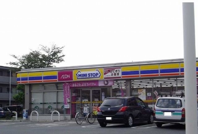 近くのコンビニまで400m（徒歩5分）
