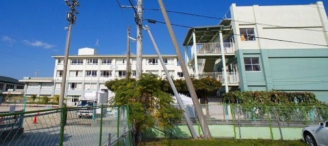 近くの甲府市立玉諸小学校まで1,400m(徒歩18分)