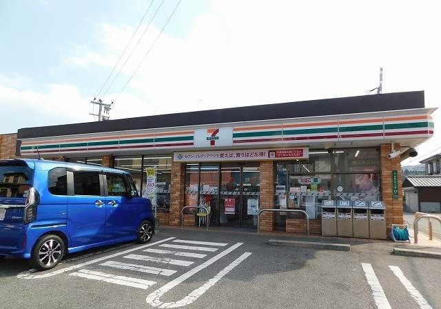 近くのセブンイレブンまで240m（徒歩3分）