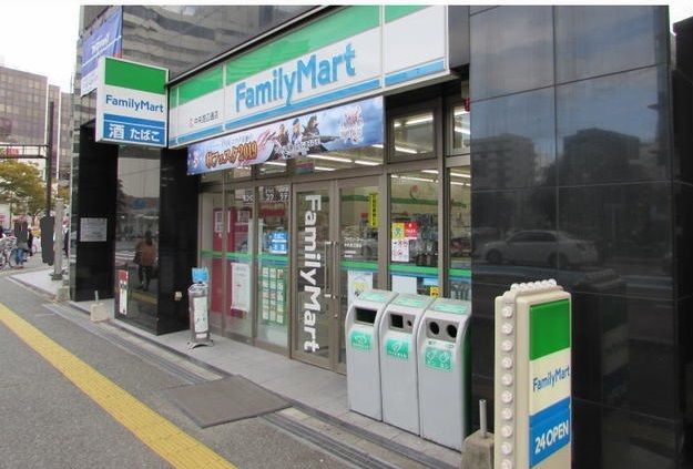 近くのファミリーマート中央渡辺通店まで550m（徒歩7分）